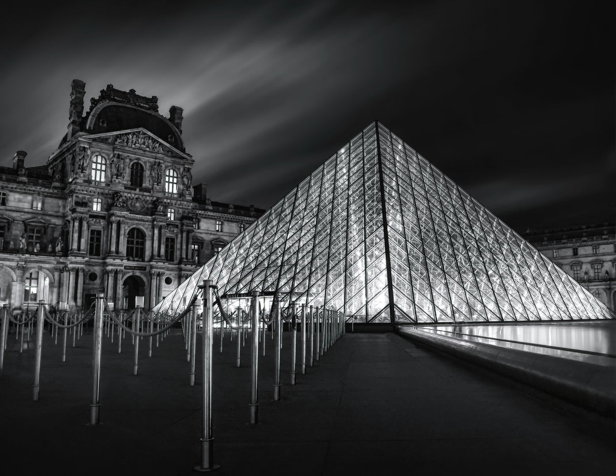 Louvre at Night Poster och Canvastavla