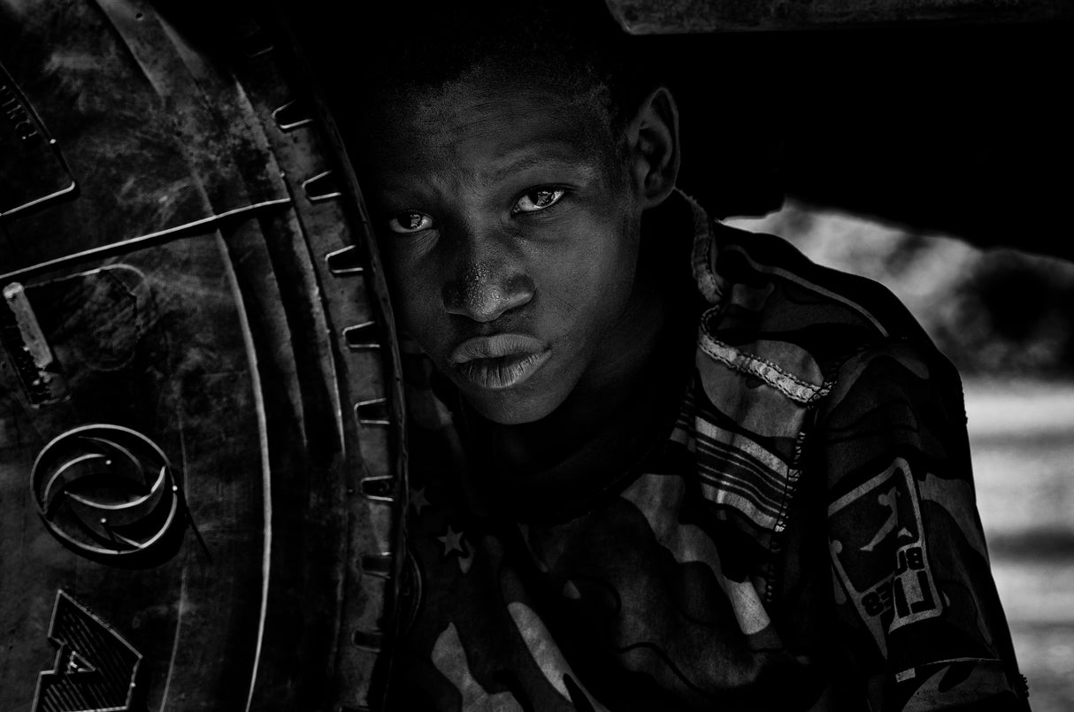 Hiding under a truck - Niger Poster och Canvastavla