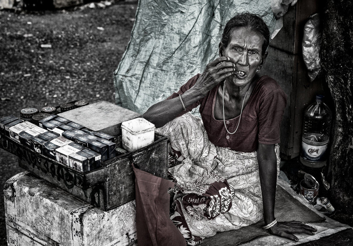 Selling cigarettes on the streets of Bangladesh Poster och Canvastavla