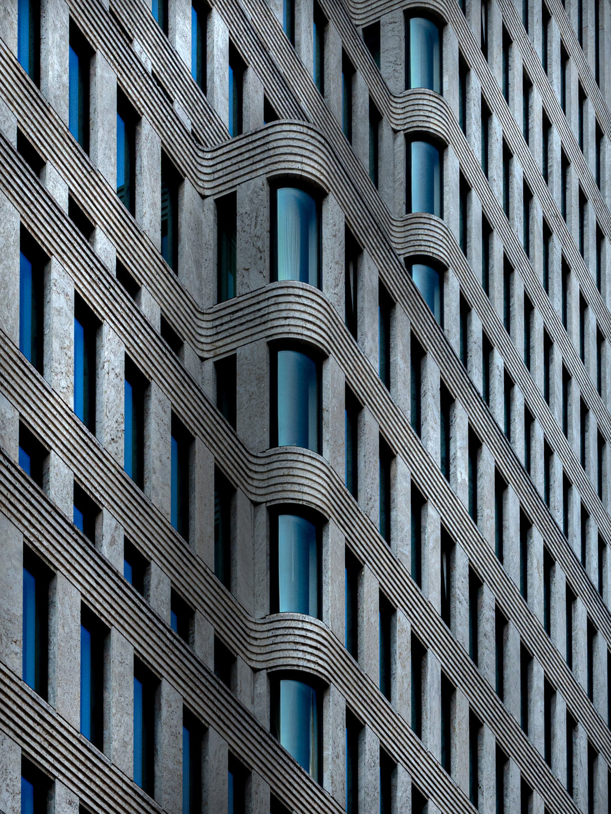 curvaceous facade Poster och Canvastavla