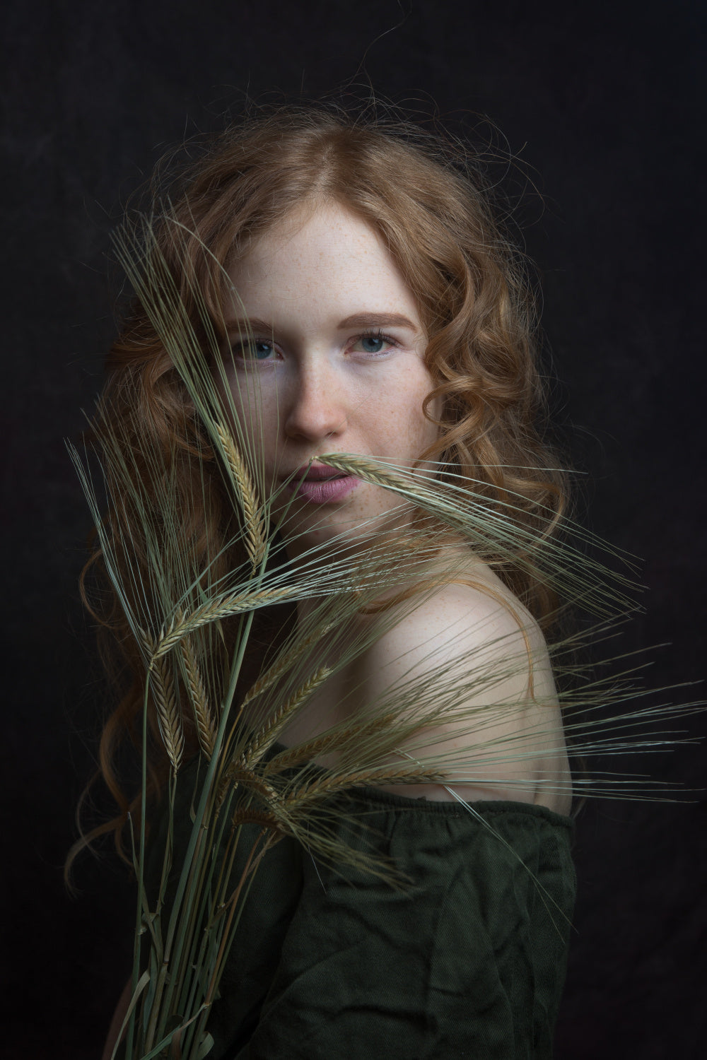 red curls und a little bit of green Poster och Canvastavla