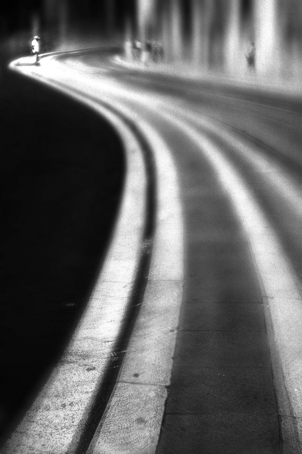 Curved sidewalk Poster och Canvastavla