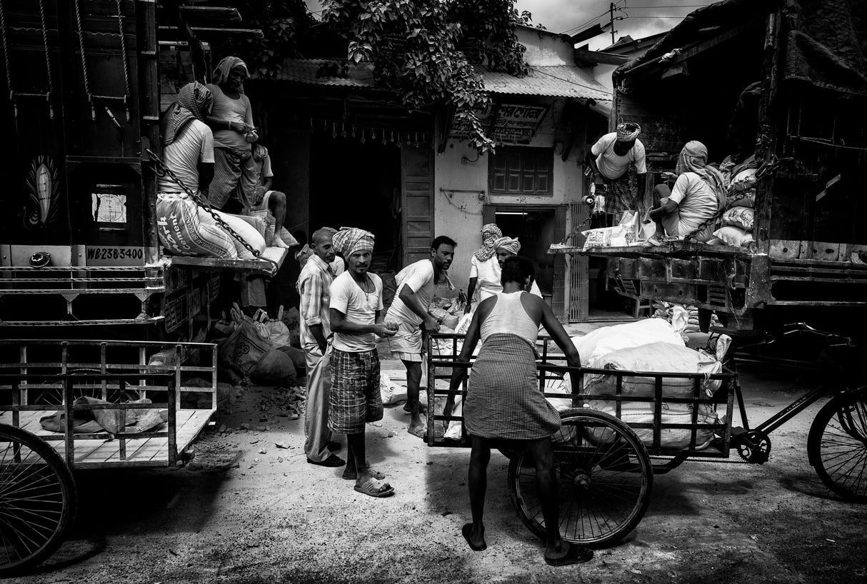 Unloading a truck in the streets of Colcatta - India Poster och Canvastavla
