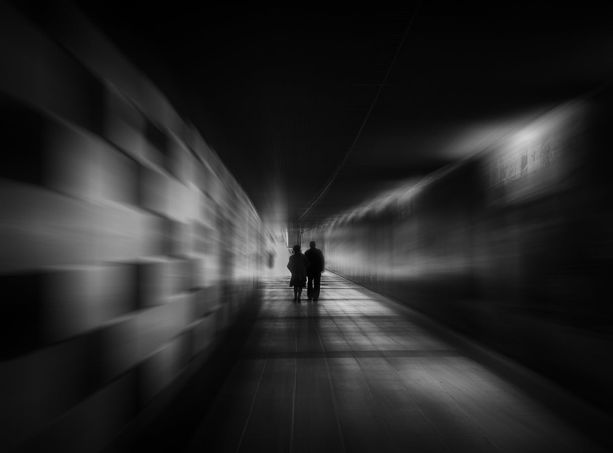 Couple at the end of the tunnel Poster och Canvastavla