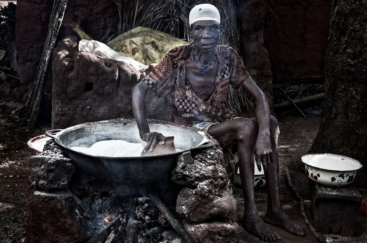 Cooking in Benin. Poster och Canvastavla