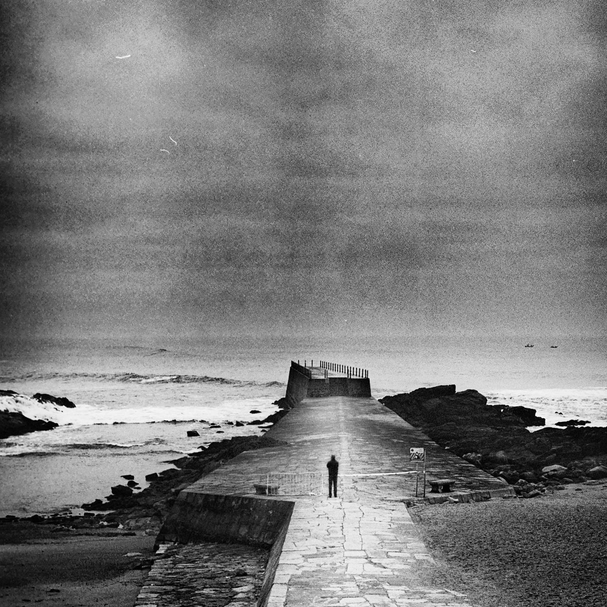 an ocean in between the waves Poster och Canvastavla