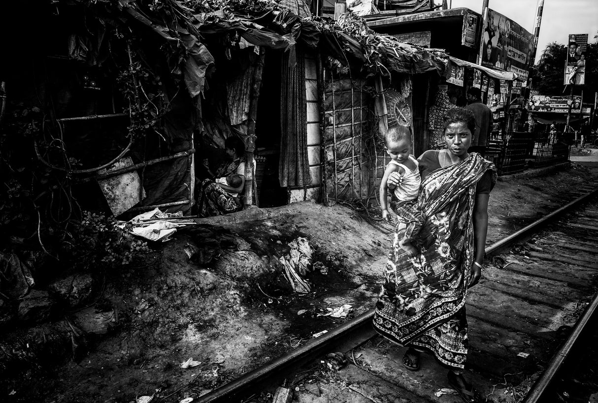 Mother and son in a rail track - Bangladesh Poster och Canvastavla