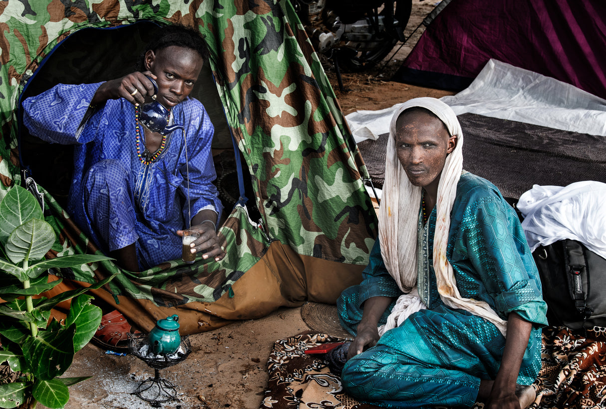 Pouring tea at the gerewol festival-Niger Poster och Canvastavla