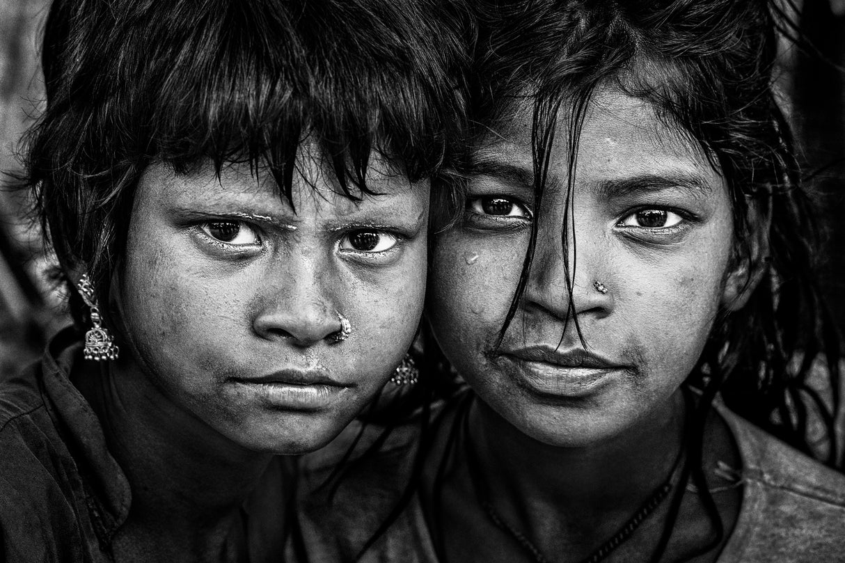 Two indian girls at the Kumbh Mela in Prayagraj - India Poster och Canvastavla