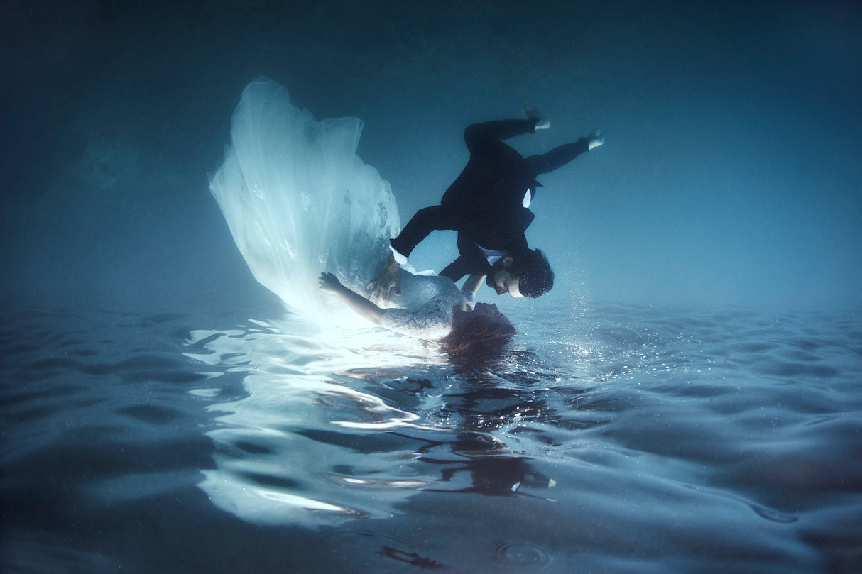 Underwater trash the dress Poster och Canvastavla