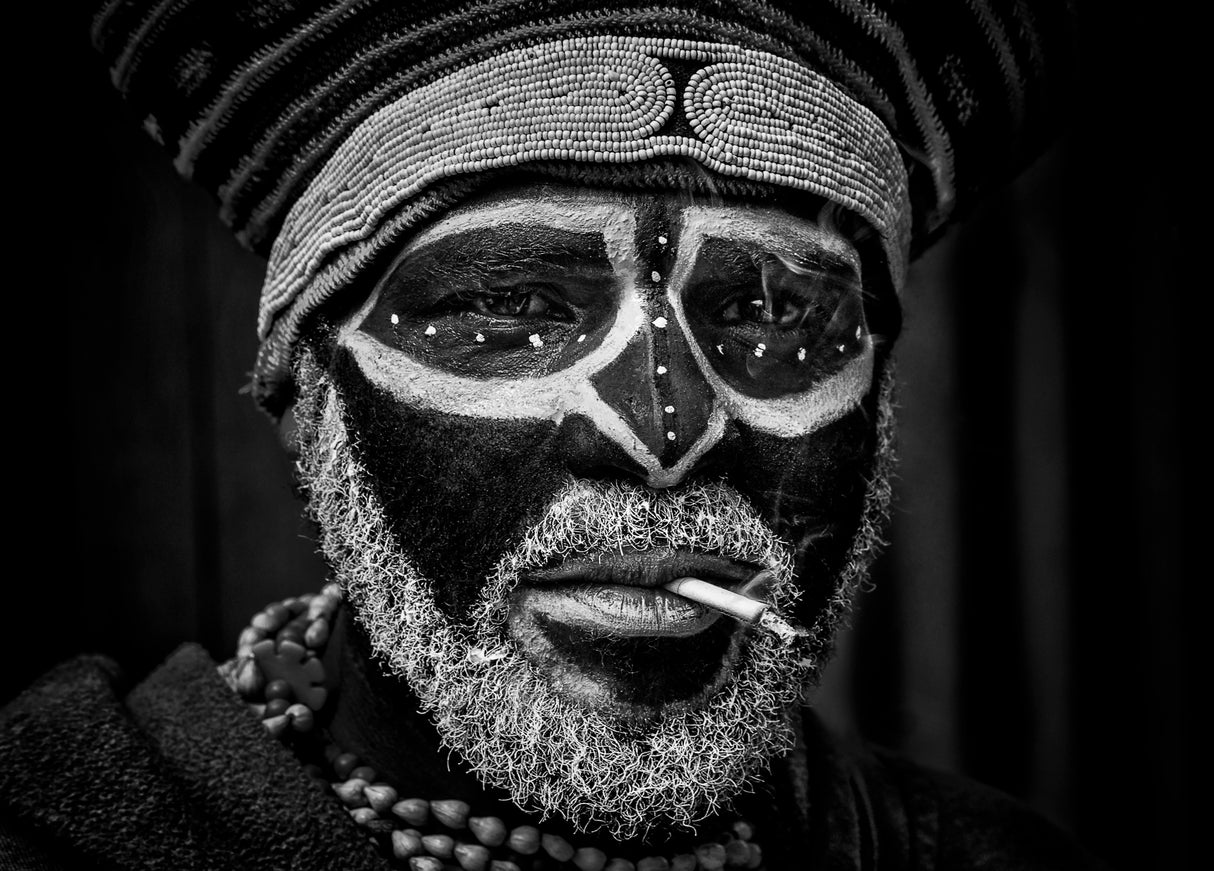 Smoking just before the Mt Hagen sing sing festival. Poster och Canvastavla