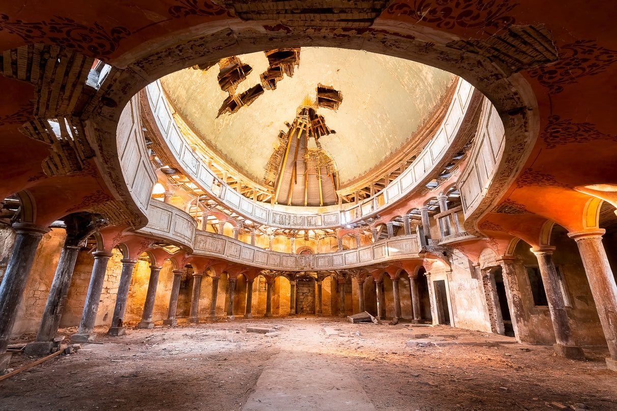Round Chapel in Decay Poster och Canvastavla