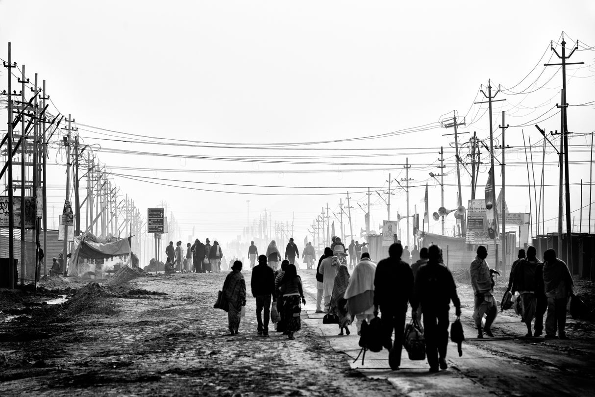 People moving in the morning. Allahabad Poster och Canvastavla