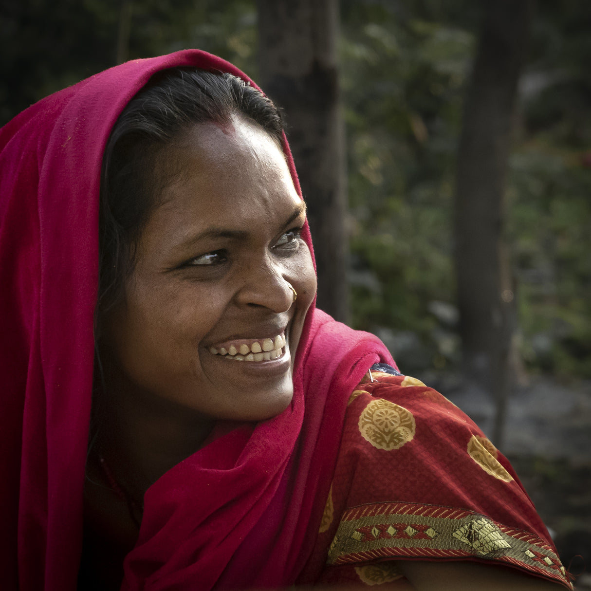 stealing smiles in a village market Poster och Canvastavla