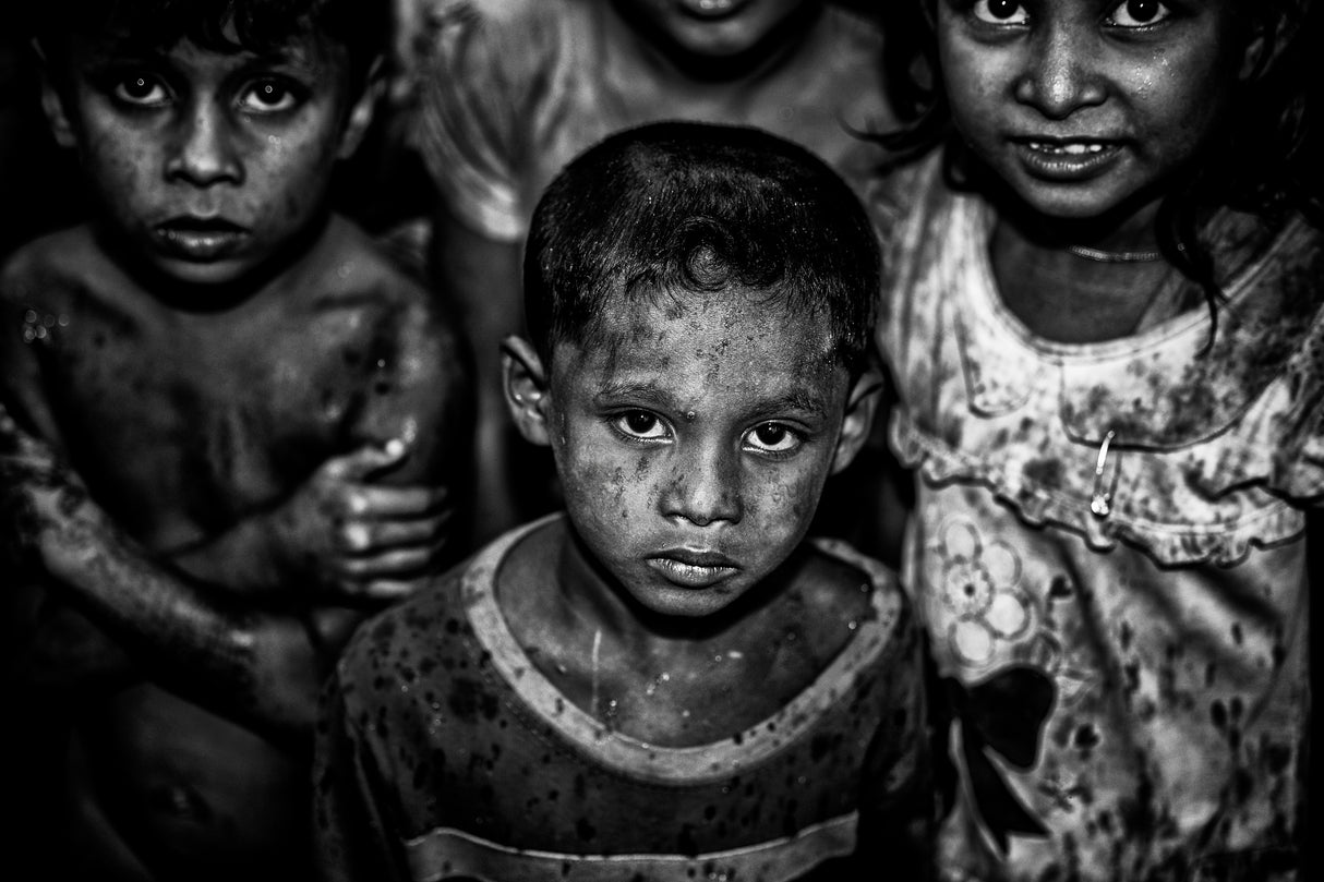 Rohingya children in the rain. Poster och Canvastavla