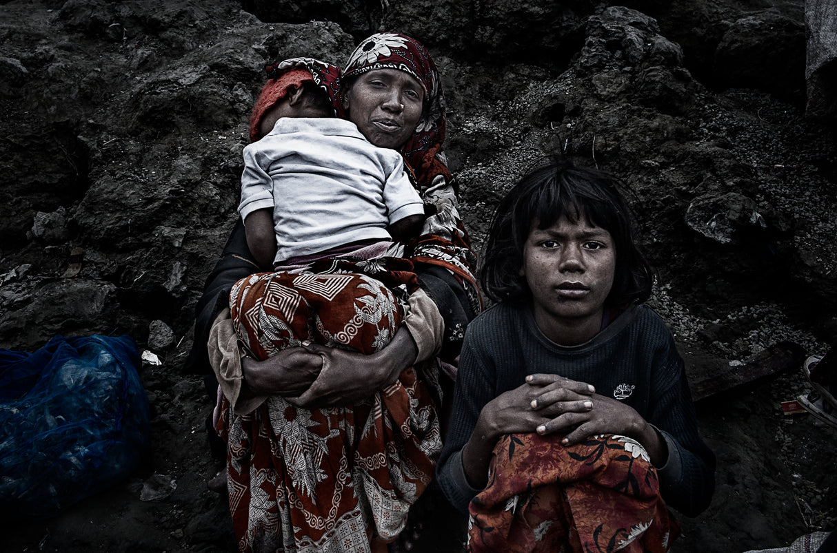 Waiting for some help in the fishing port - Bangladesh Poster och Canvastavla