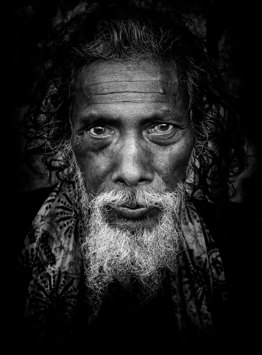 in the streets of Varanasi (b&w version) Poster och Canvastavla
