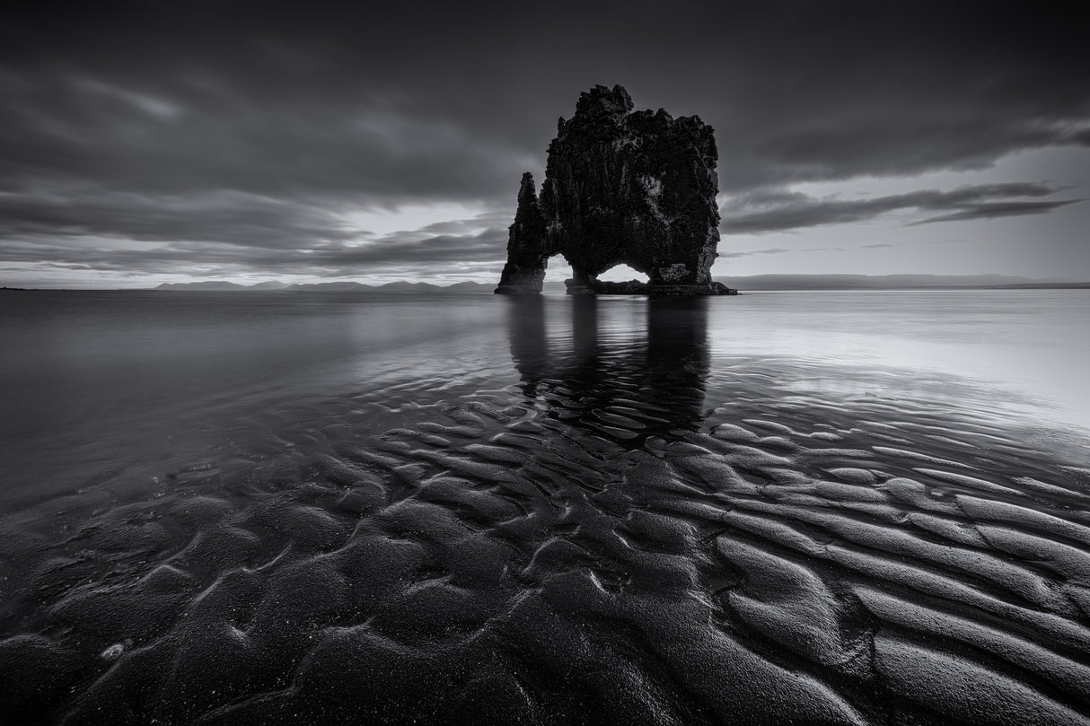 Dawn at Rhino Rock Black-White Poster och Canvastavla