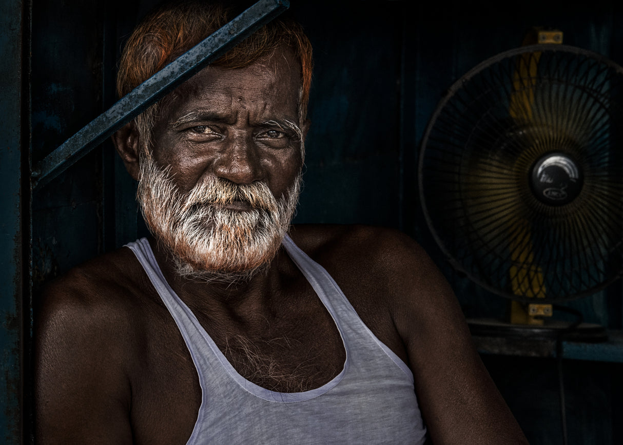 Bangladesh man and a fan. Poster och Canvastavla