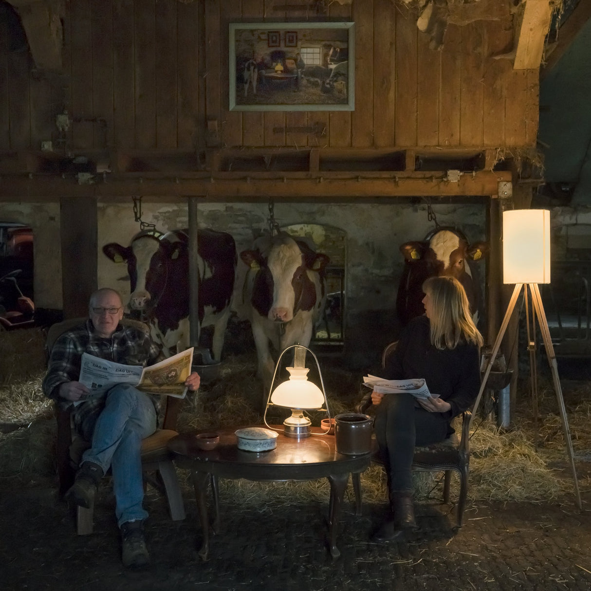 Reading the newspapers Poster och Canvastavla