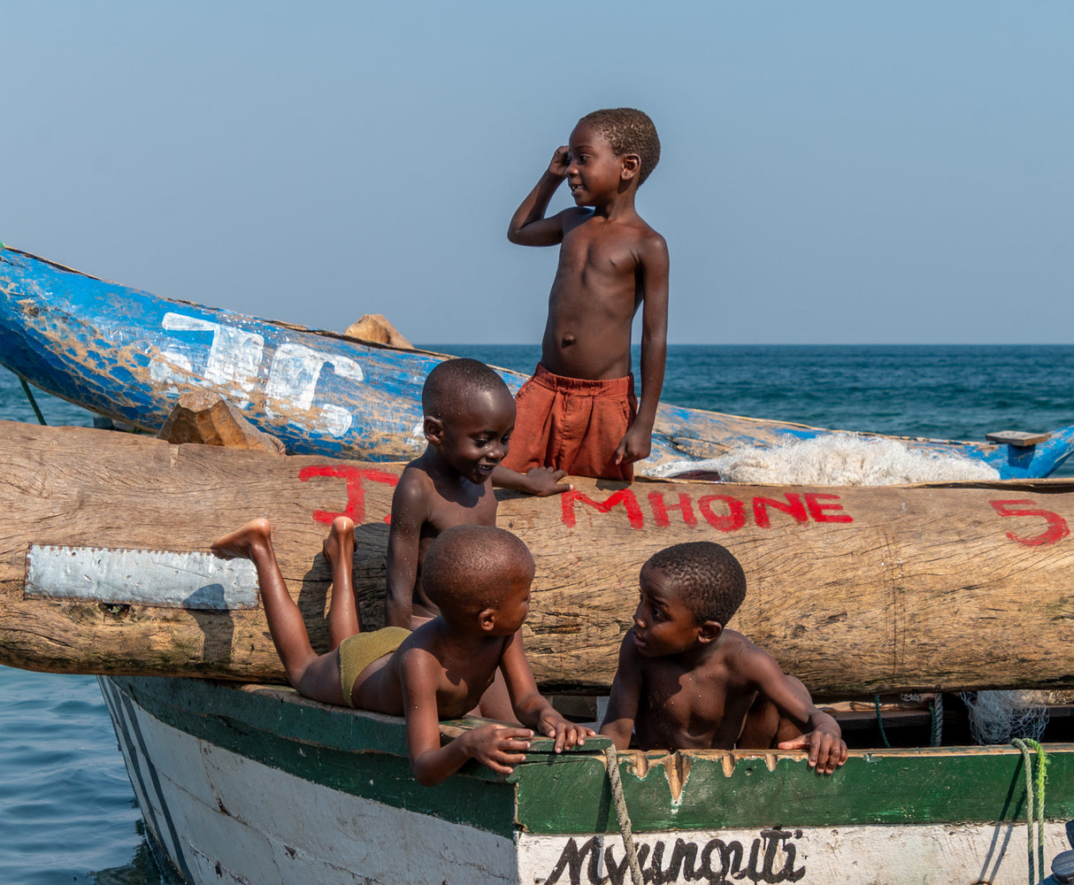 A childhood of joy on the boats Poster och Canvastavla