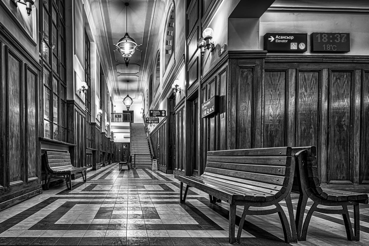 In the railway station Poster och Canvastavla