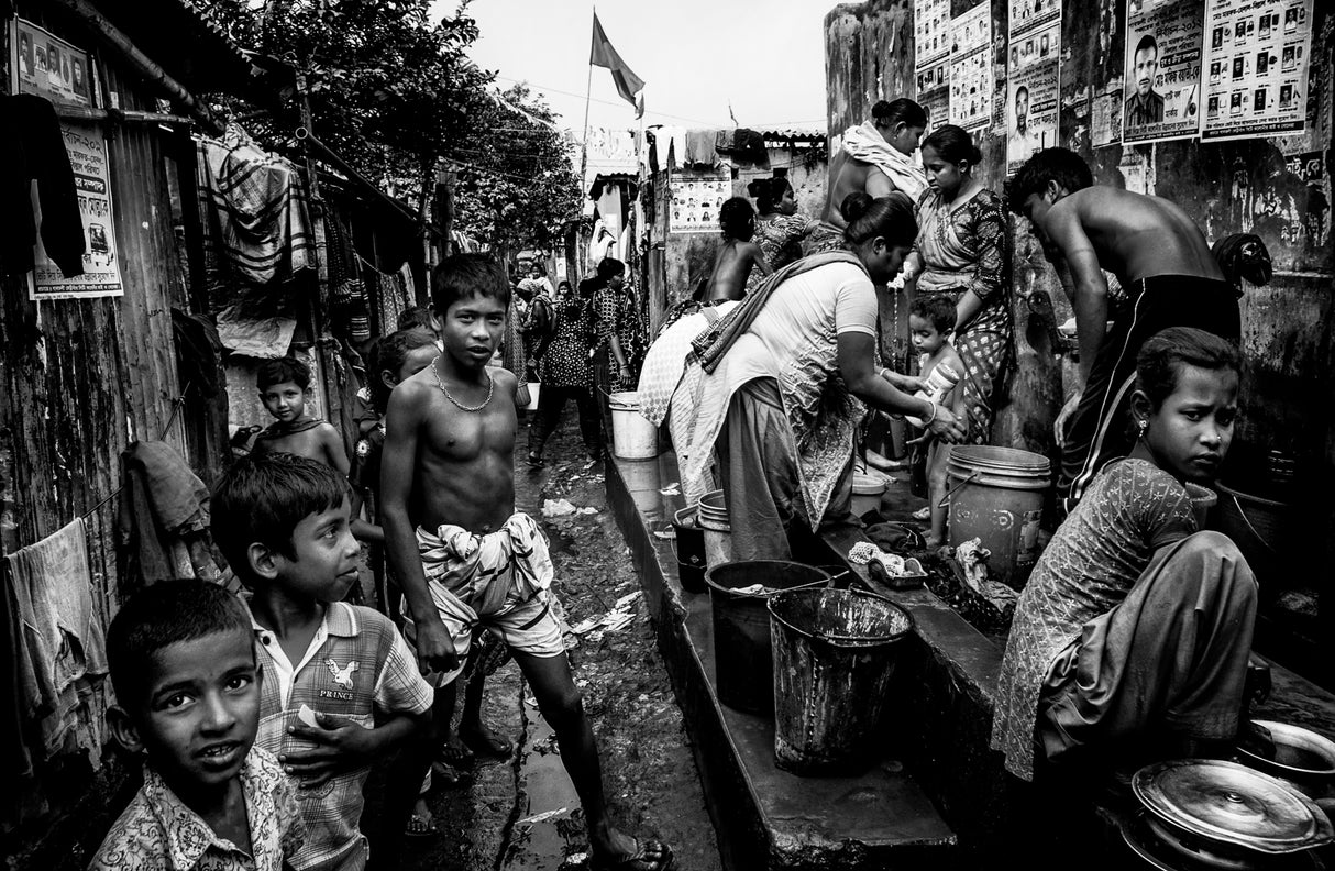 Doing the washing up - Bangladesh Poster och Canvastavla