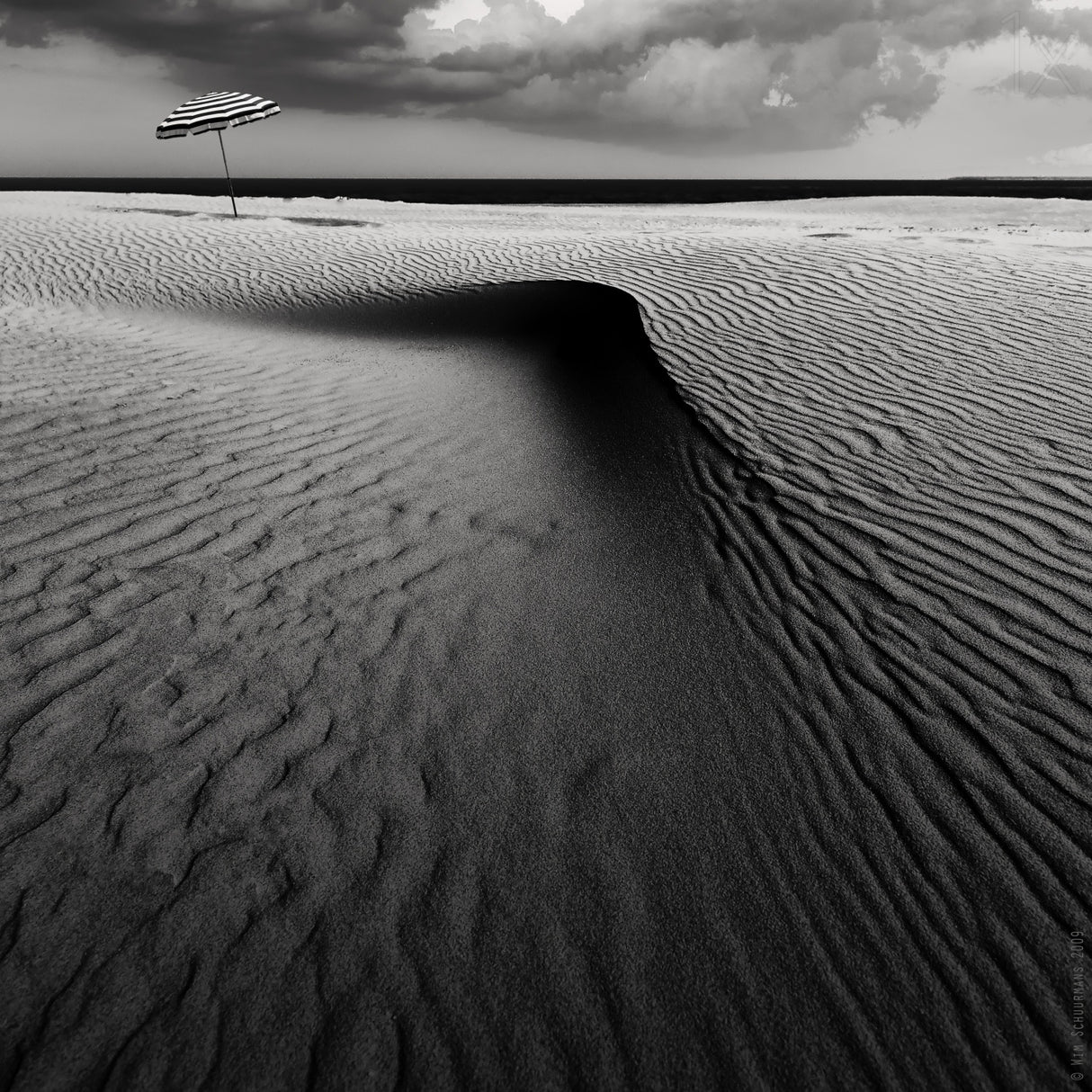 Umbrella on the beach............... Poster och Canvastavla