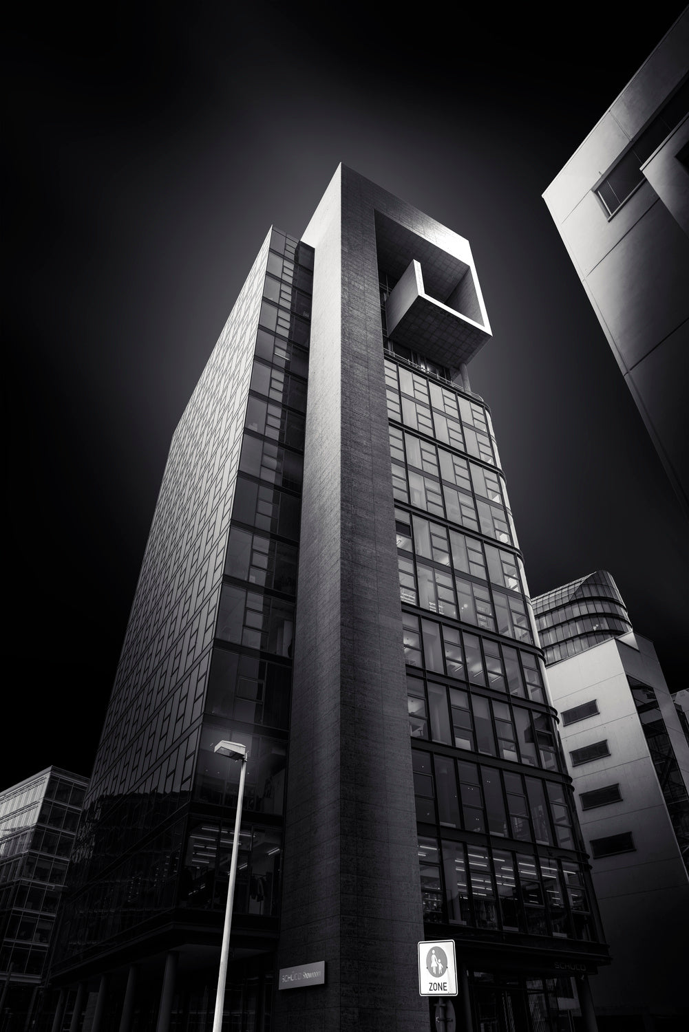 P - Building Poster och Canvastavla