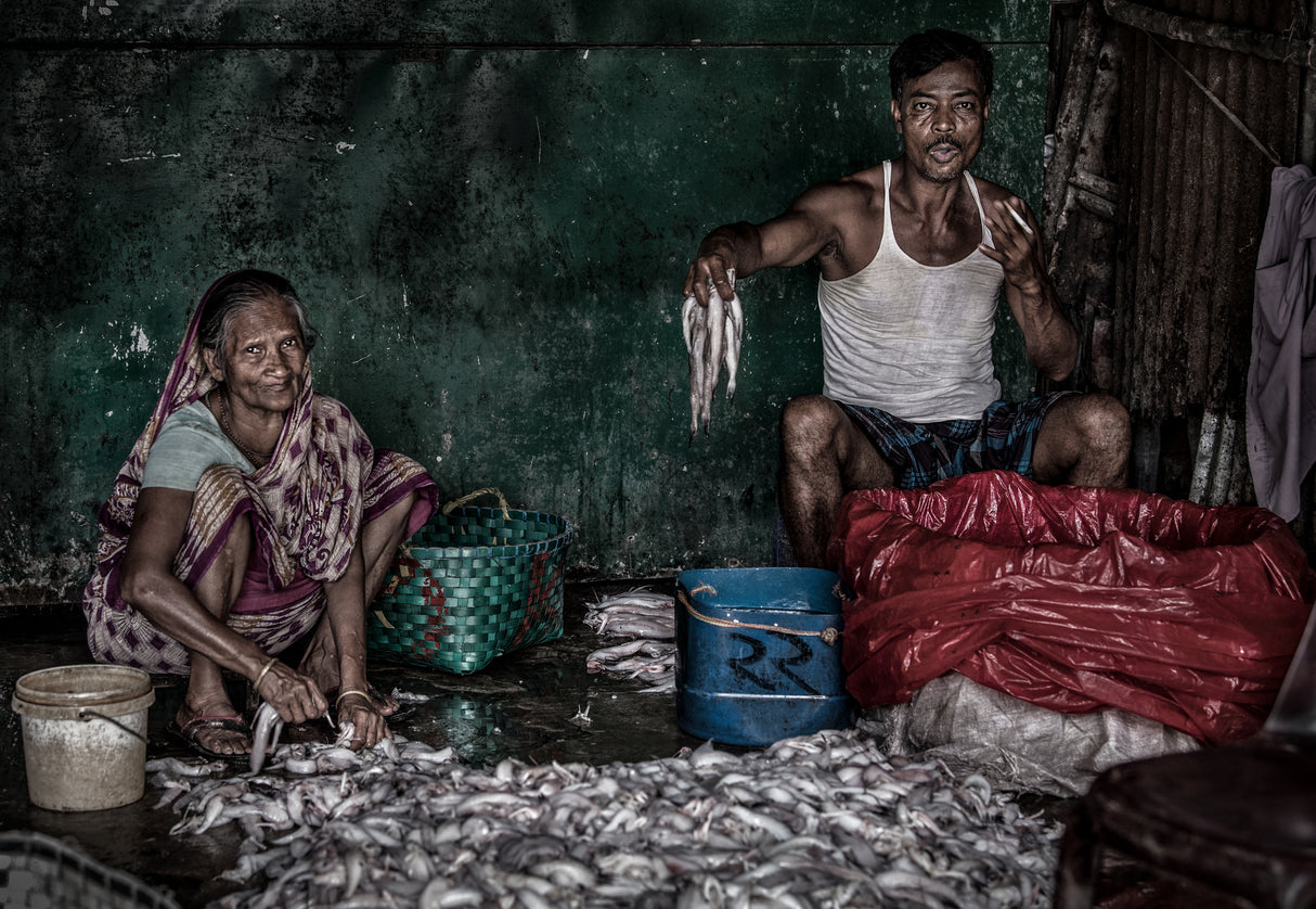 Selling fish in the streets of Bangladesh Poster och Canvastavla