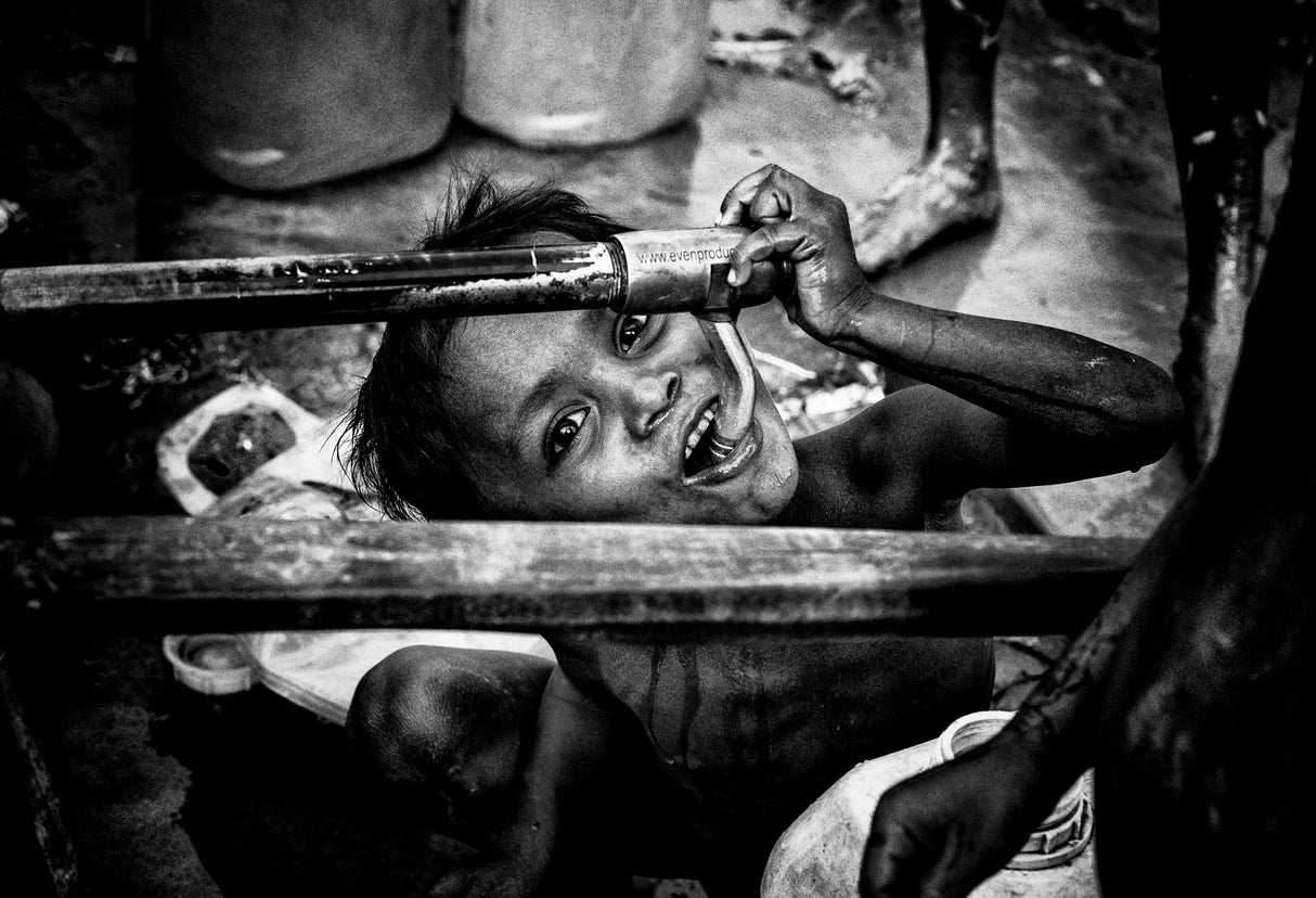 Rohingya refugee child drinking water from a tap - Bangladesh Poster och Canvastavla