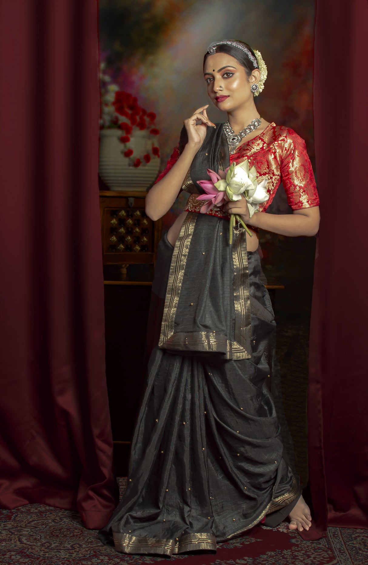 LADY BY THE CURTAIN Poster och Canvastavla