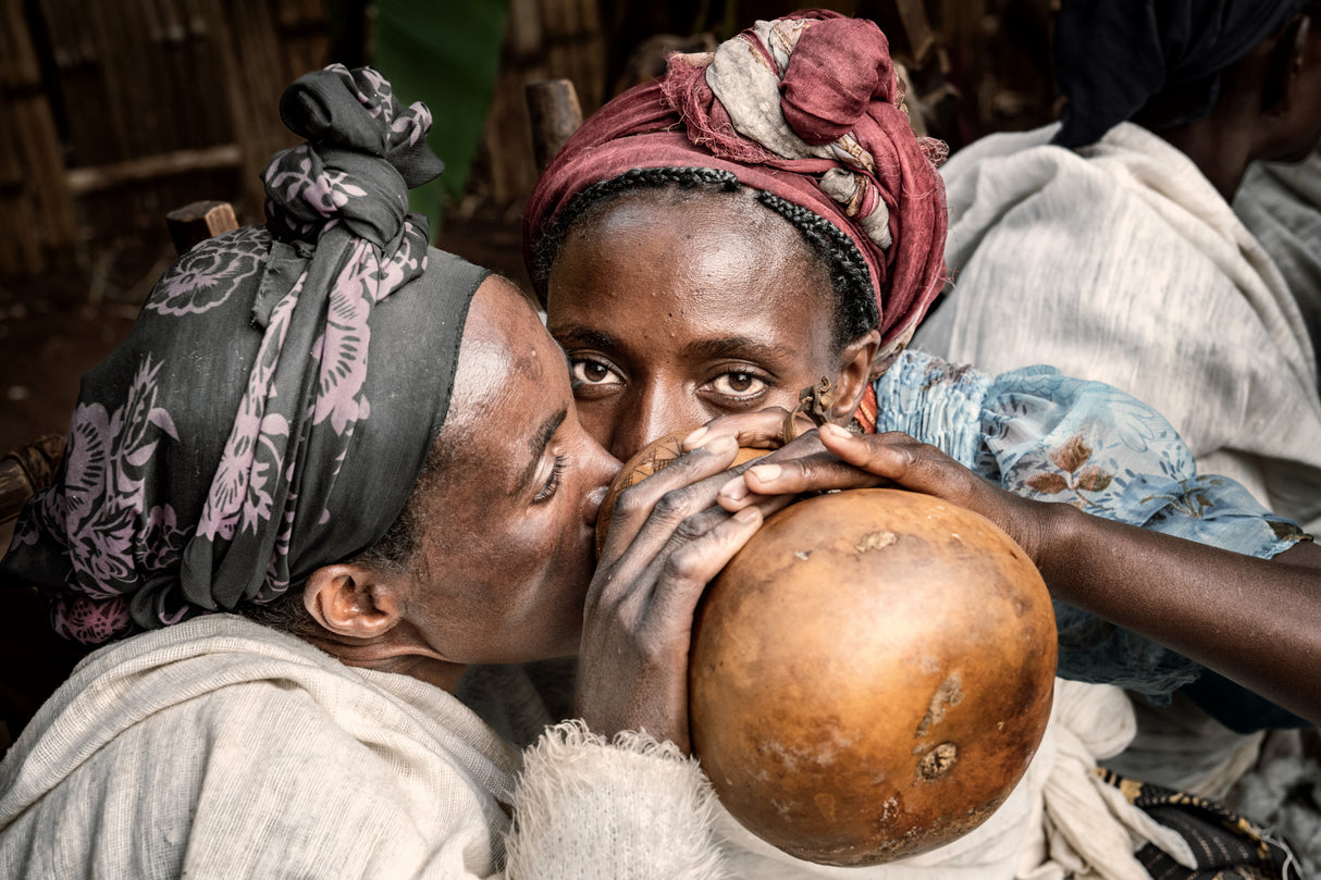 Sharing a calabash Poster och Canvastavla