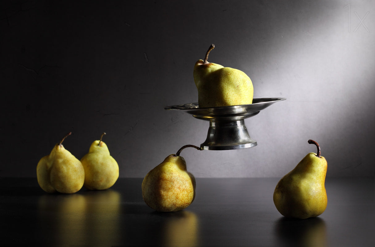 The power of a pear or Pearcules Poster och Canvastavla