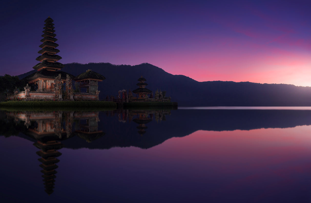 Ulun Danu Bratan Temple at Dawn Poster och Canvastavla