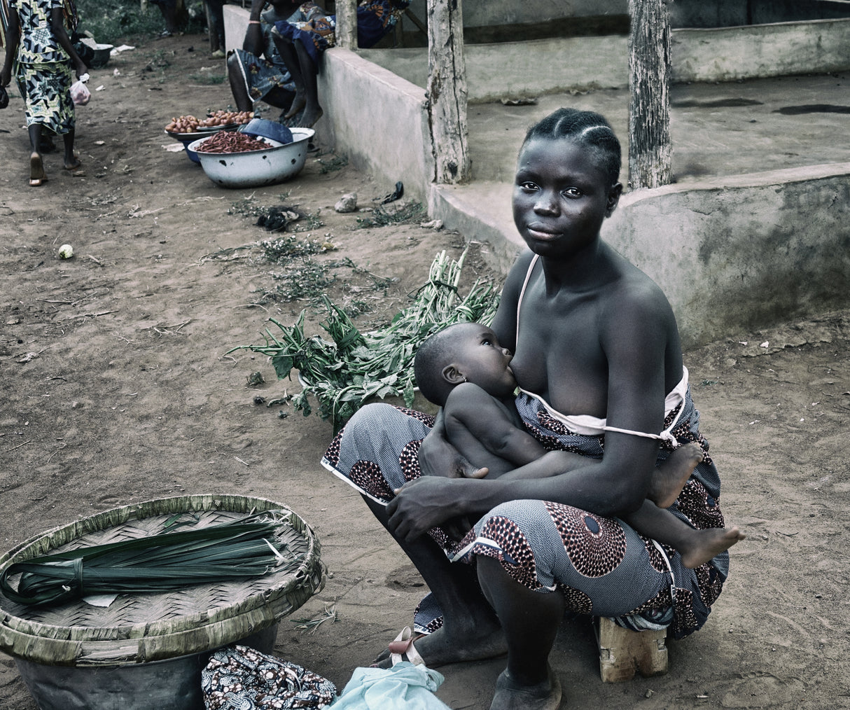 Breastfeeding her child in the market (Benin) Poster och Canvastavla