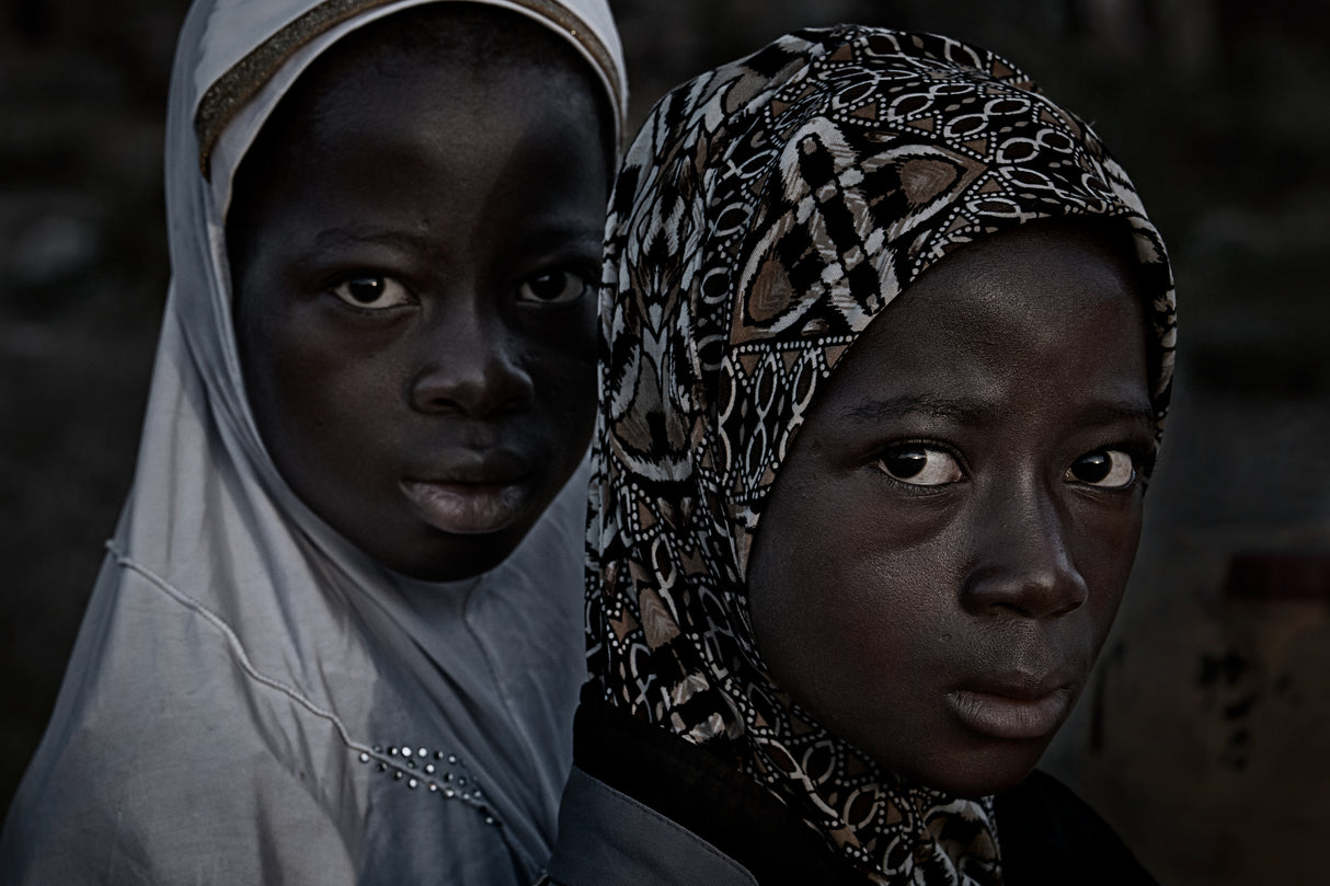 Two girls - Benin Poster och Canvastavla