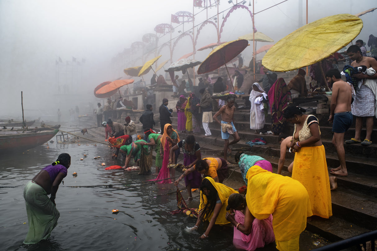 Holy Bath at Varanasi Ghat India Poster och Canvastavla