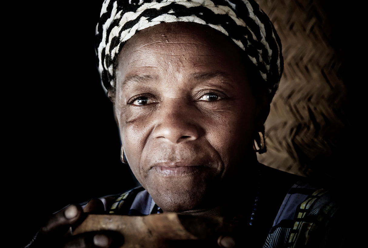 woman at Guinea Bissau Poster och Canvastavla
