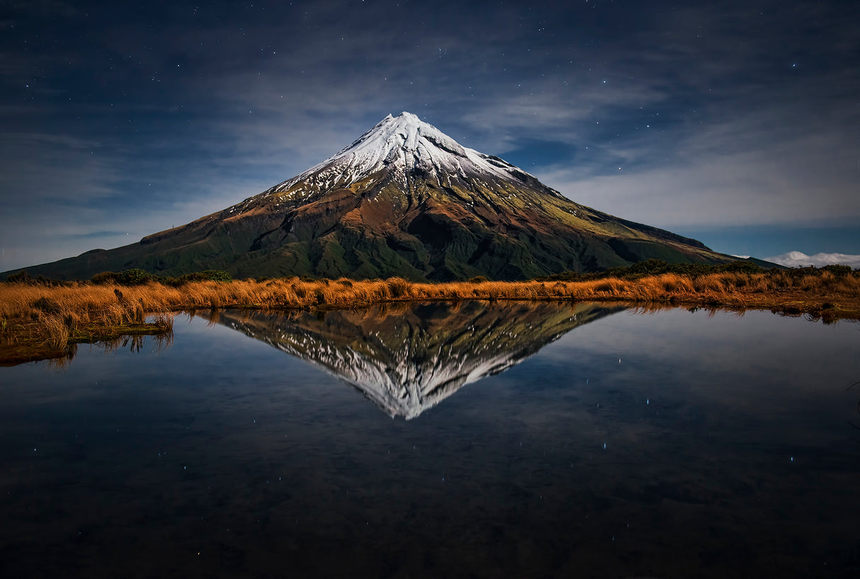Mount Taranaki - A Starry Night Poster och Canvastavla