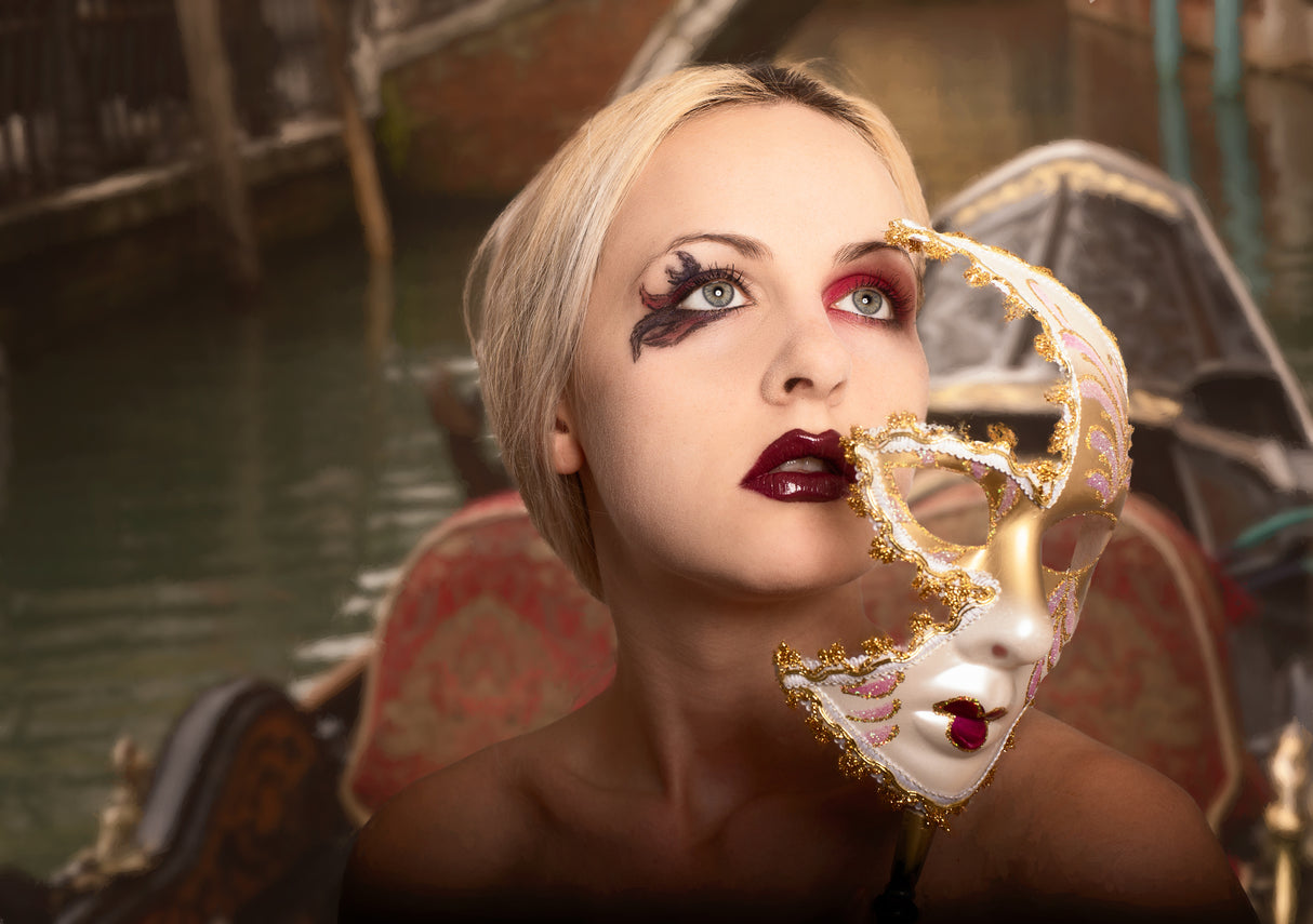 The Beauty un-masked Poster och Canvastavla