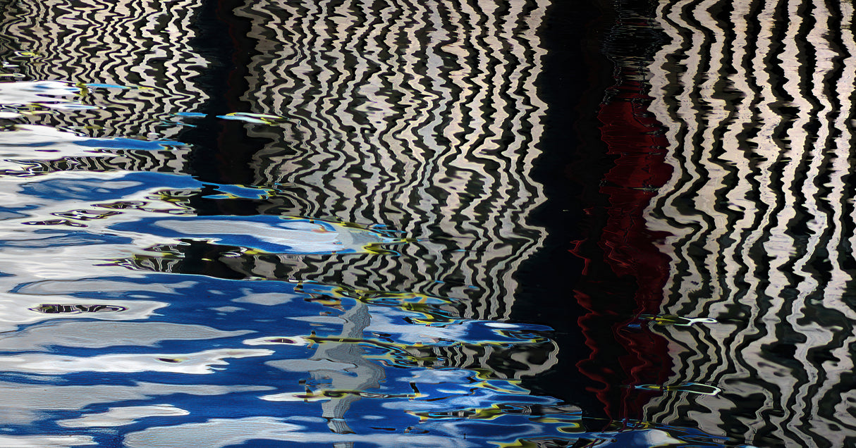 Reflections in water. Poster och Canvastavla