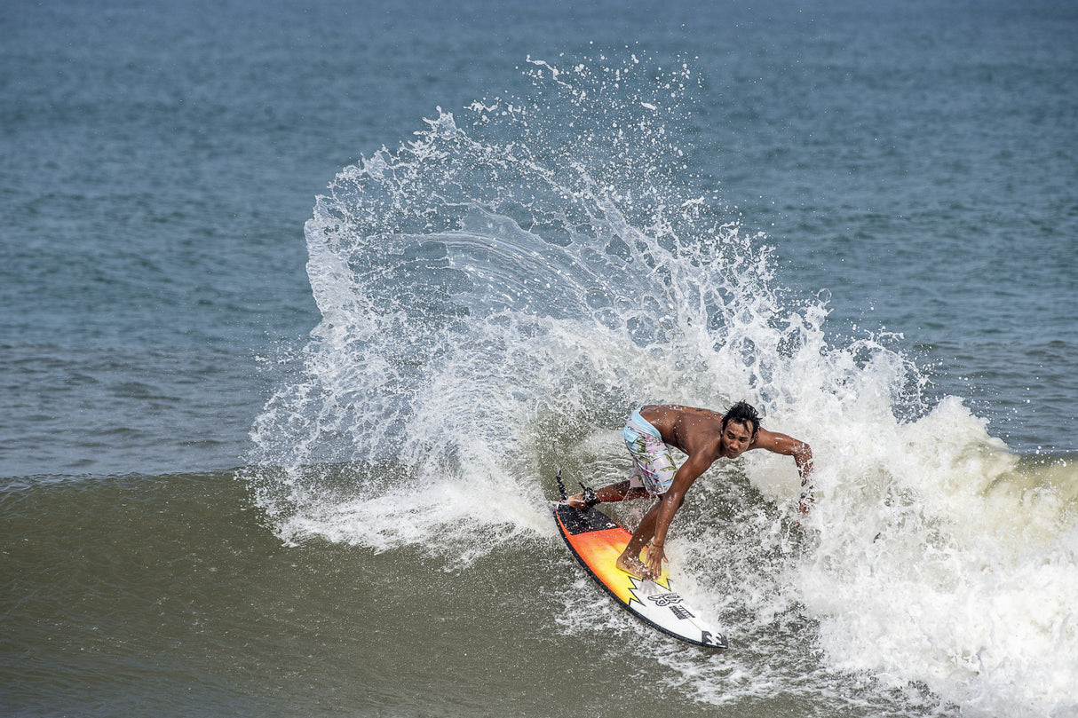 Surfing at Chennai Poster och Canvastavla