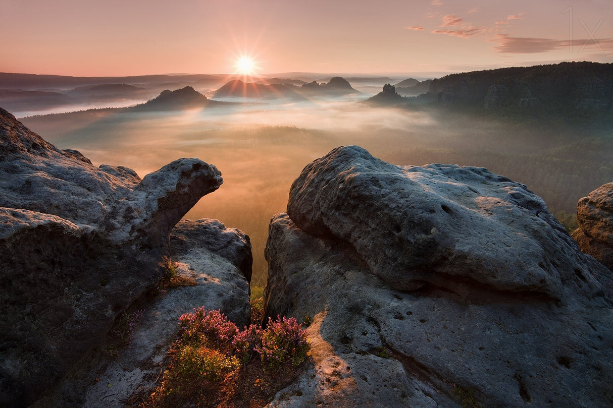 Sunrise on the rocks Poster och Canvastavla