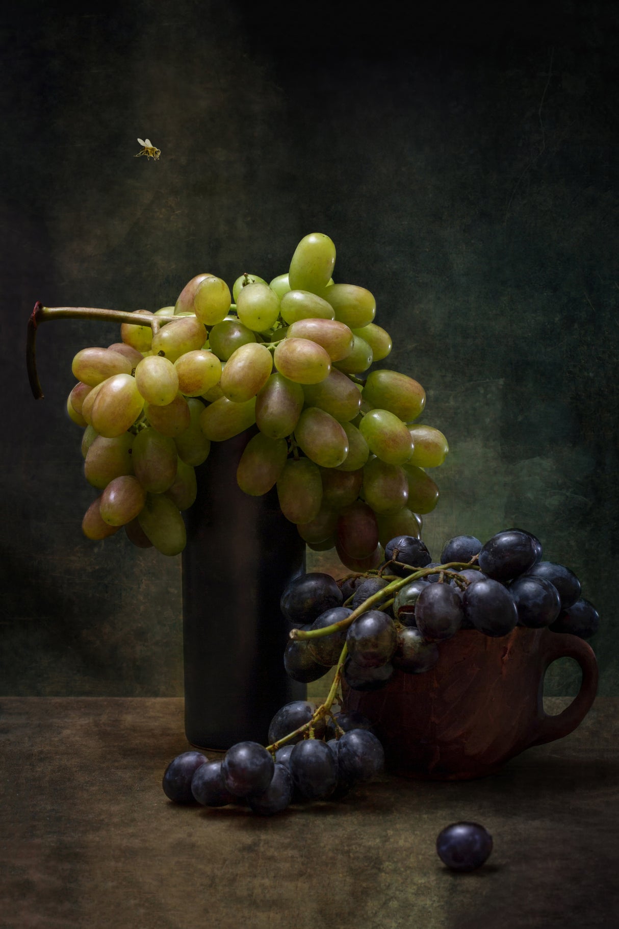 Still life with grapes and a bee Poster och Canvastavla
