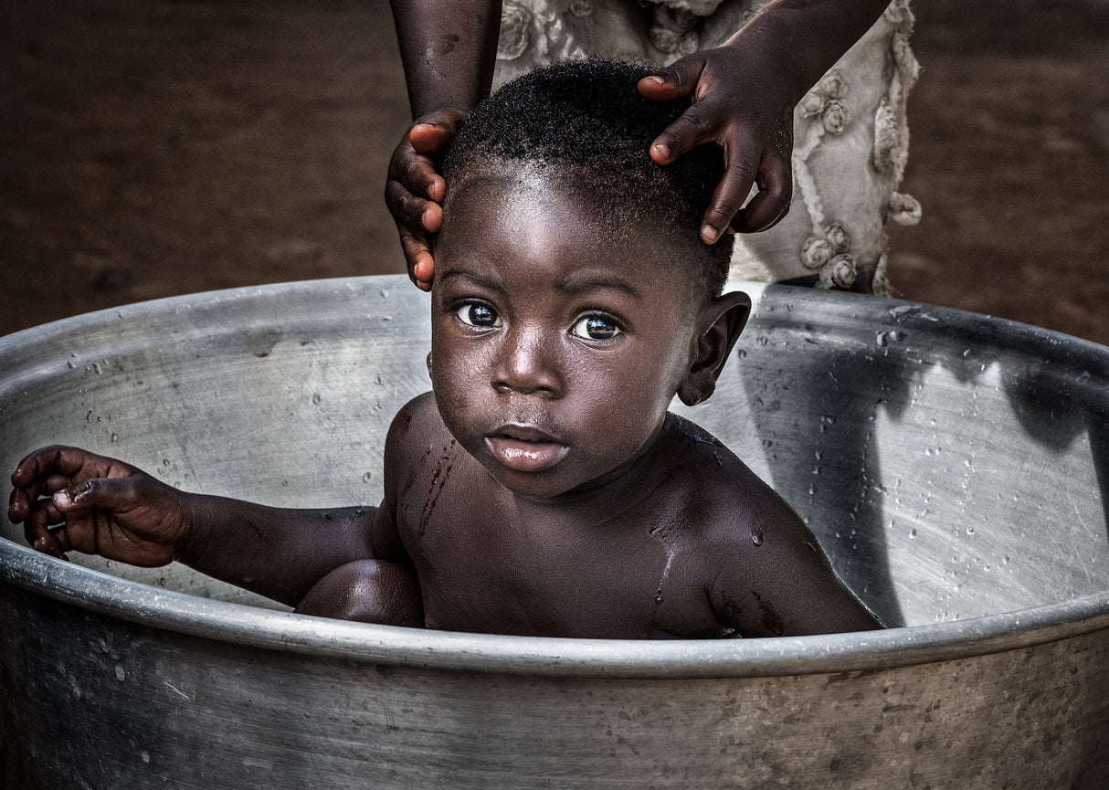 Bath time in the streets of Accra - Ghana Poster och Canvastavla