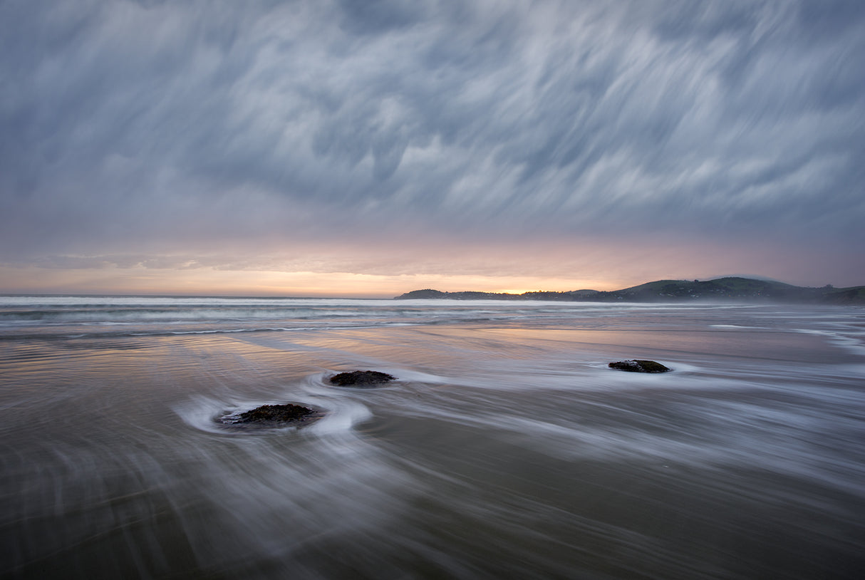 Windy dawn at Koekohe beach Poster och Canvastavla