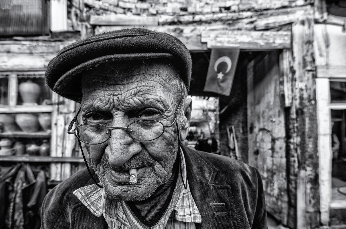Old man smokes Poster och Canvastavla
