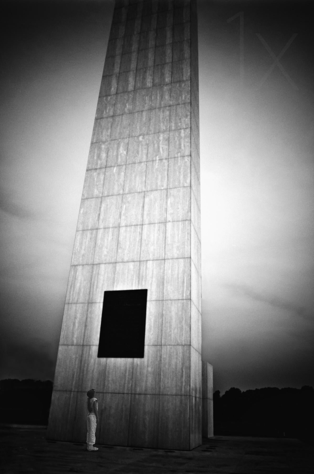 Little girl and obelisk Poster och Canvastavla