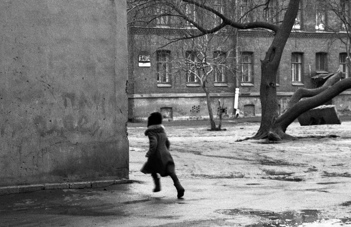Hiding (from the series "Childhoods" and ""St. Petersburg") Poster och Canvastavla